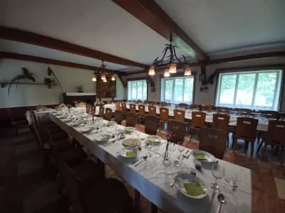 Elegantni sal Myslivny s lustry z jeleniho parozi