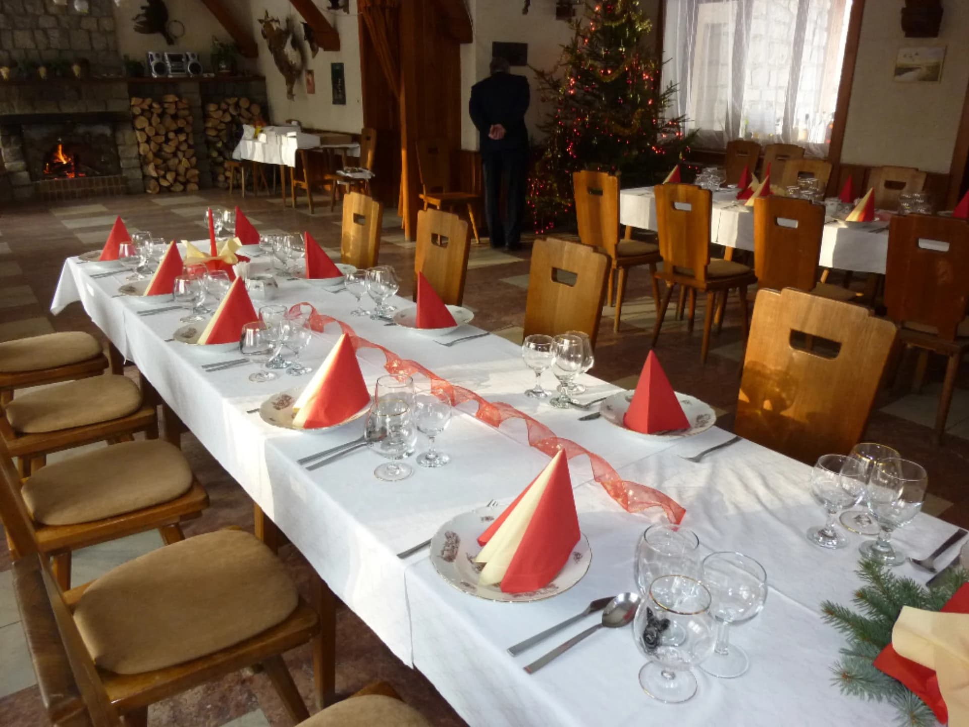 Vánoční atmosféra v sálu Myslivny - krb a stromek