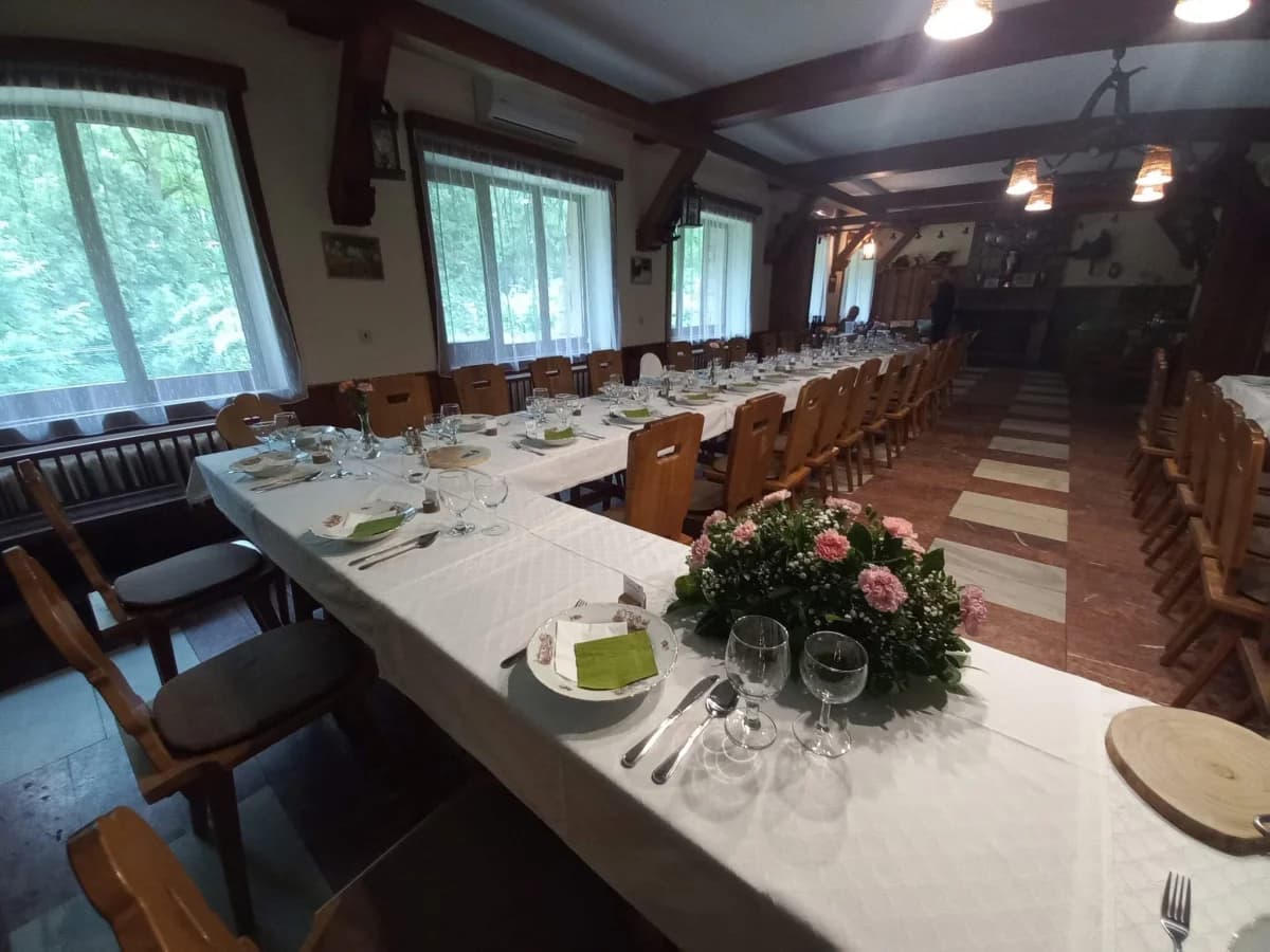 Svatebně prostřený sál s květinovými dekoracemi