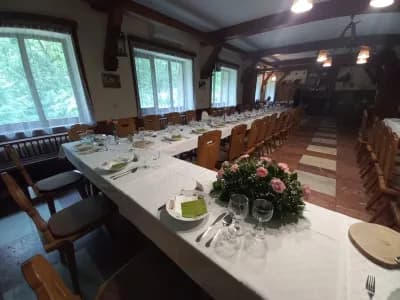 Svatebne prosteny sal s kvetinovymi dekoracemi