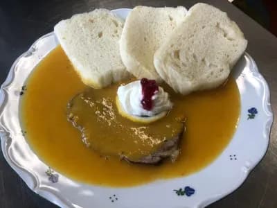 Srnci pecene s houskovym knedlikem a omackou