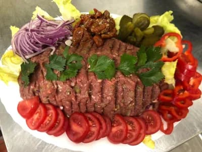 Tatarsky biftek - specialita kuchyne Myslivny