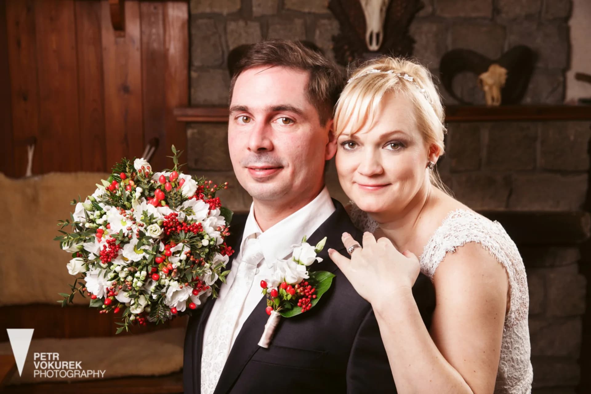 Svatba na Myslivně - novomanželé u romantického krbu